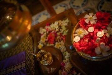 Blütenschalen und Kerzen mit Tee