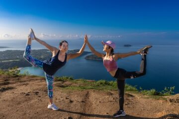 Zwei Frauen üben Yoga