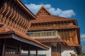 Geschnitzte Holzpagodendächer