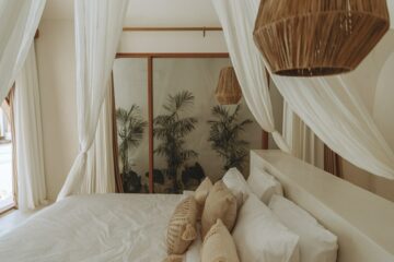Bett mit Korblampen