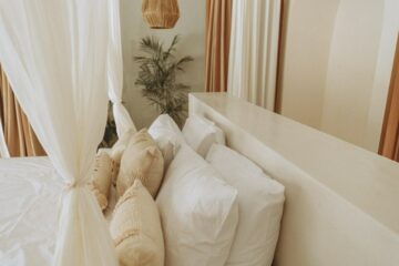 Bett mit Kissen