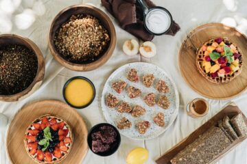 Verschiedene Schalen mit Obst Waffeln und Joghurt