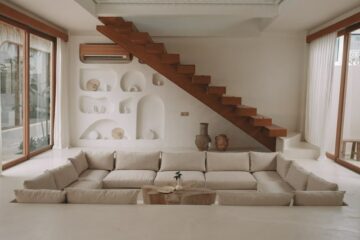 Raum mit Sofa und Treppe