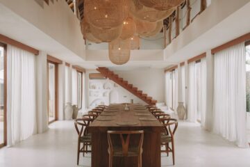 Wohnzimmer mit langem Holztisch und Stühlen