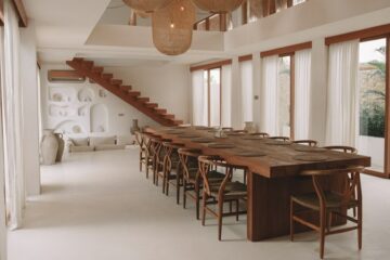 Wohnzimmer mit langem Holztisch und Stühlen