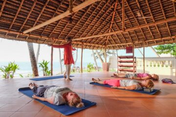 Gruppe übt Yoga