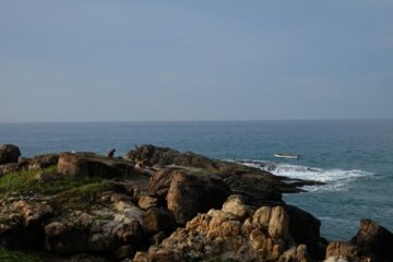 Blick auf Meer von Felsen aus