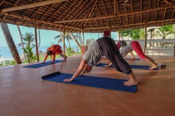 Gruppe übt Yoga