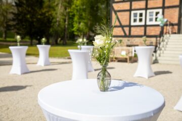 Stehtisch mit Blumenvase