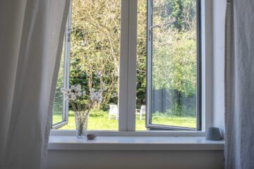 Offenes Fenster in den Garten