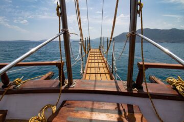 Steg aus Holzplanken der ins Meer ragt