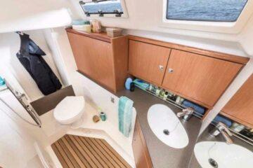 Badezimmer mit Fenstern zum Meer