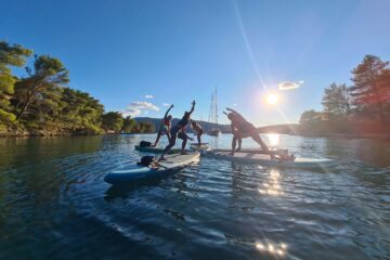 SUP-Yoginis auf Meer