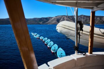 Schiff zieht SUPs hinter sich her