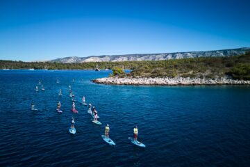 Gruppe auf SUP im offenen Meer