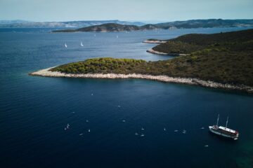 Blick auf Schiff und Inseln