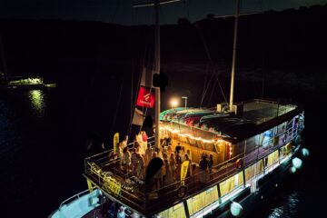 Gruppe auf beleuchtetem Schiff