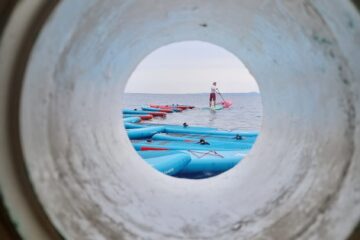 Bullauge mit SUP im Hintergrund