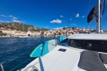 Schiff mit SUP und blick auf Küste