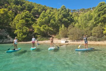 Gruppe auf SUP in Bucht