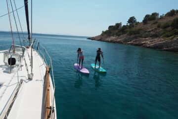 Zwei Sup-Paddler neben Boot