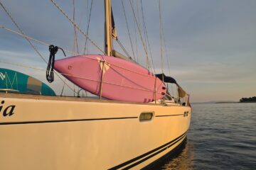 Boot im Sonnenuntergang mit rosa SUP
