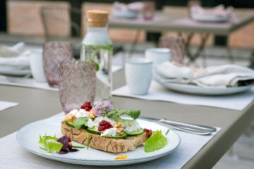 Mit Blumen verziertes Brot mit Belag