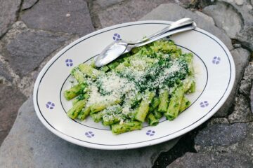 Teller mit Pasta und grünem Pesto