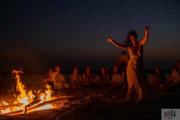 Frau tanzt um das Feuer