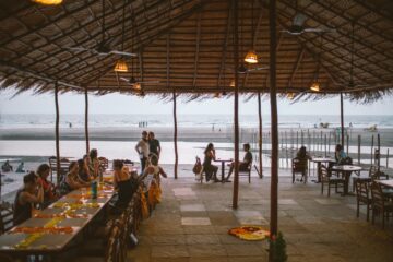 Restaurant unter Bambusdach am Strand