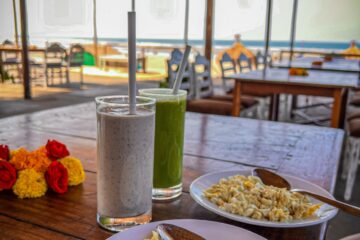 Teller mit Cerealien und Gläser mit Fruchtsäften im Restaurant