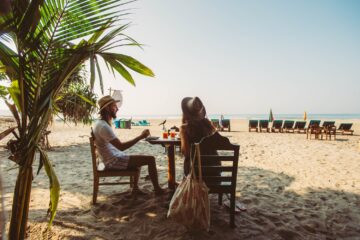 Paar sitzt am Strand
