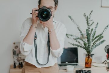 Frau mit Foto