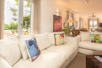 Weißes Sofa mit bunten Design-Kissen
