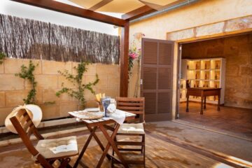 Terrasse mit Holzmobiliar