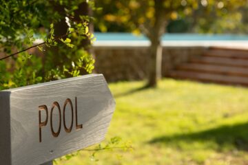 Holzschild mit Pool