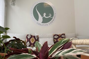 Couch mit Kissen und Pflanzen