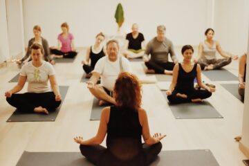 Gruppe meditiert auf Yoga-Matte