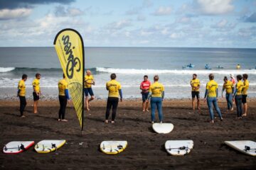 Gruppe am Strand mit Instructor