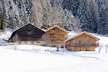 Drei Bauernhäuser im Schnee