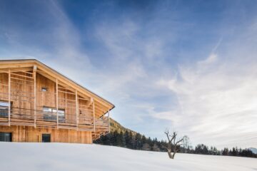 Holzhaus auf Schneefeld