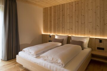 Doppelbett im Holzzimmer
