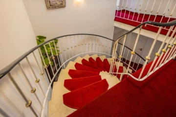 Treppenhaus mit rotem Teppich
