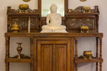 Kommode mit Spiegel, Buddha und goldenen Vasen