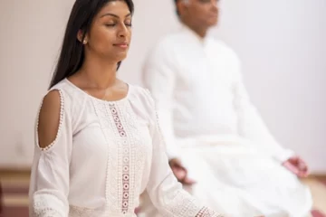 Frau und Mann bei der Meditation