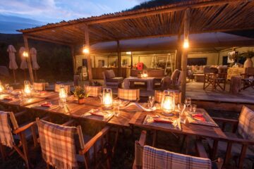 Lounge mit Terrasse und gedecktem Tisch