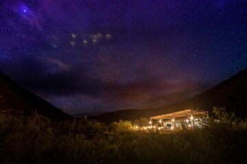 Beleuchtete Lounge unter dem Sternenhimmel
