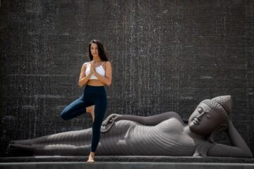 Liegender Buddha + Frau in Yogapose