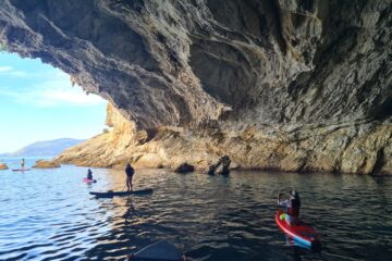 SUP-Gruppe in Höhlenbucht