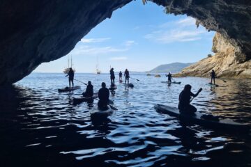 SUP-Gruppe paddelt in Höhle